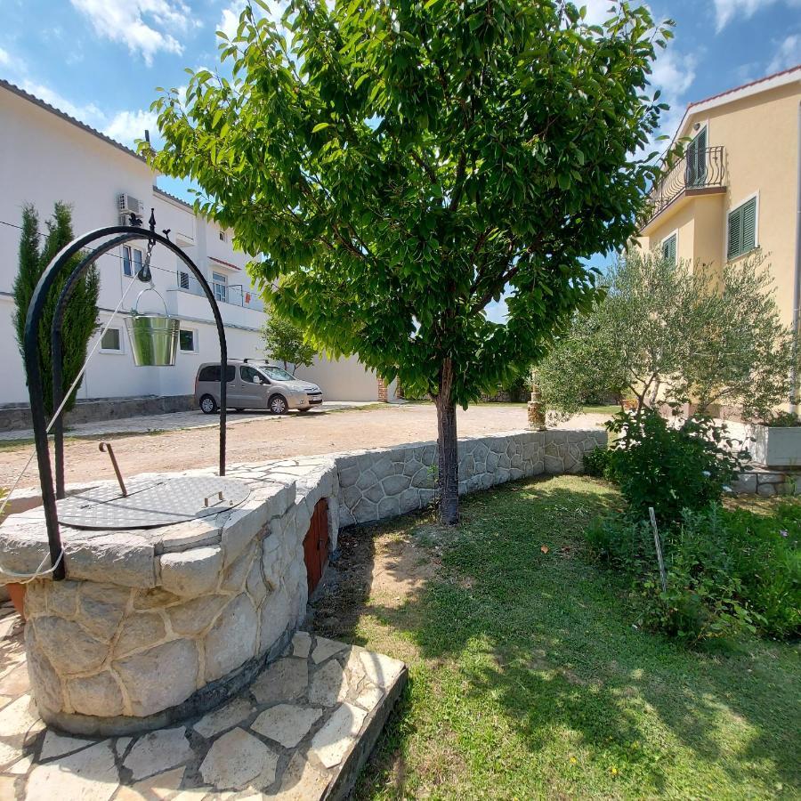 Apartments Batistic Супетарска Драга Екстериор снимка