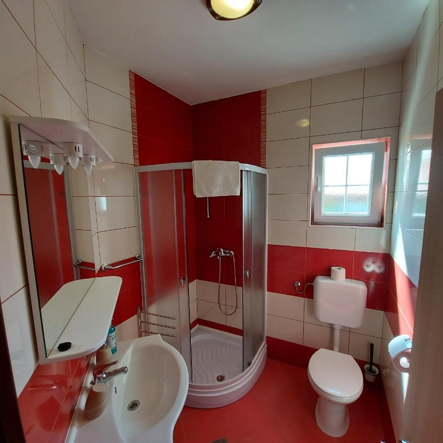 Apartments Batistic Супетарска Драга Екстериор снимка