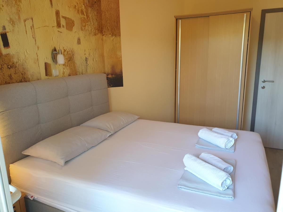 Apartments Batistic Супетарска Драга Екстериор снимка